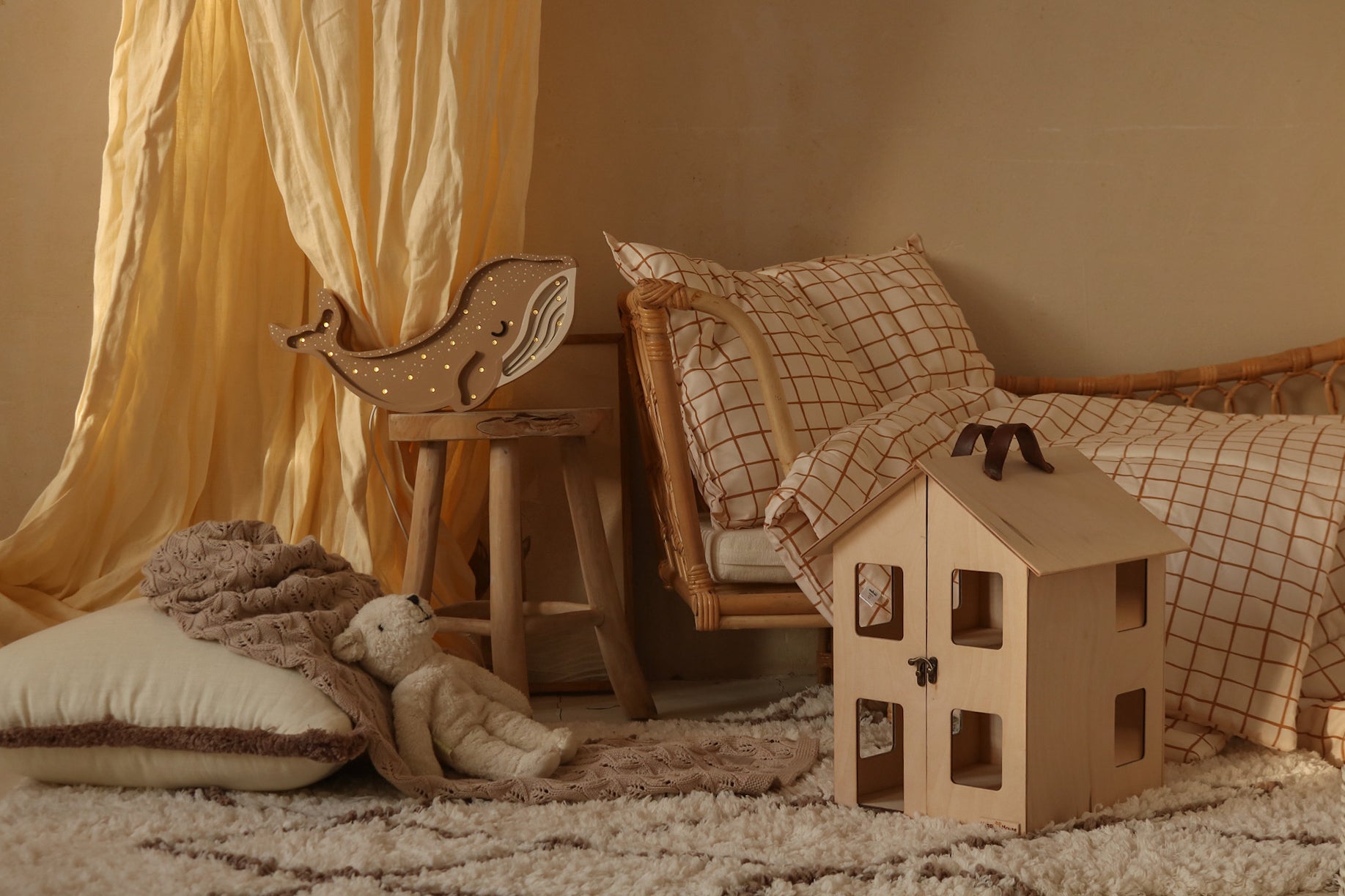 Wooden Whale Lamp in Cinnamon Brown with soft dimmable LED glow and remote control