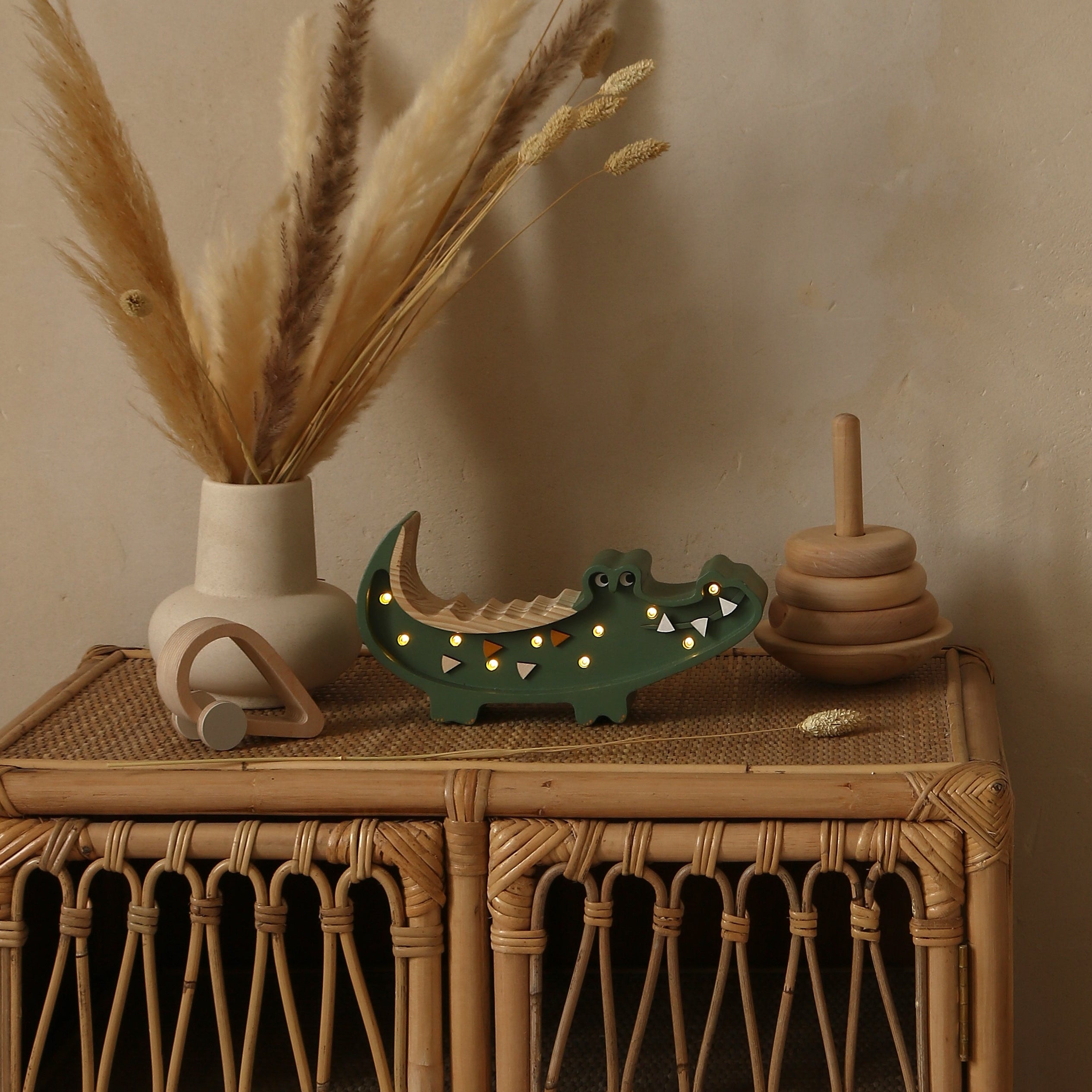Dimmable crocodile lamp in military green for kids’ rooms