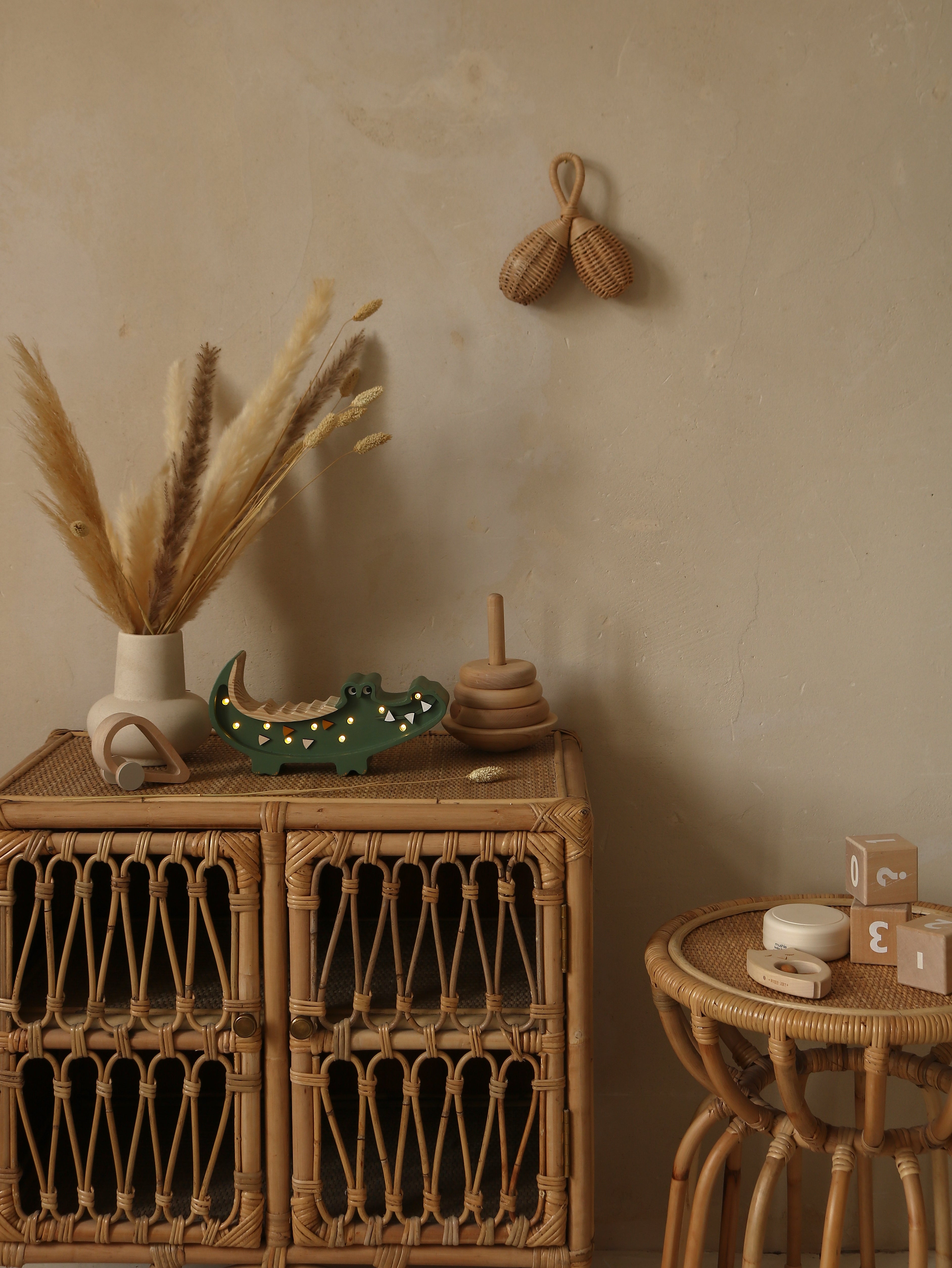 Dimmable crocodile-shaped lamp in military green for kids’ rooms