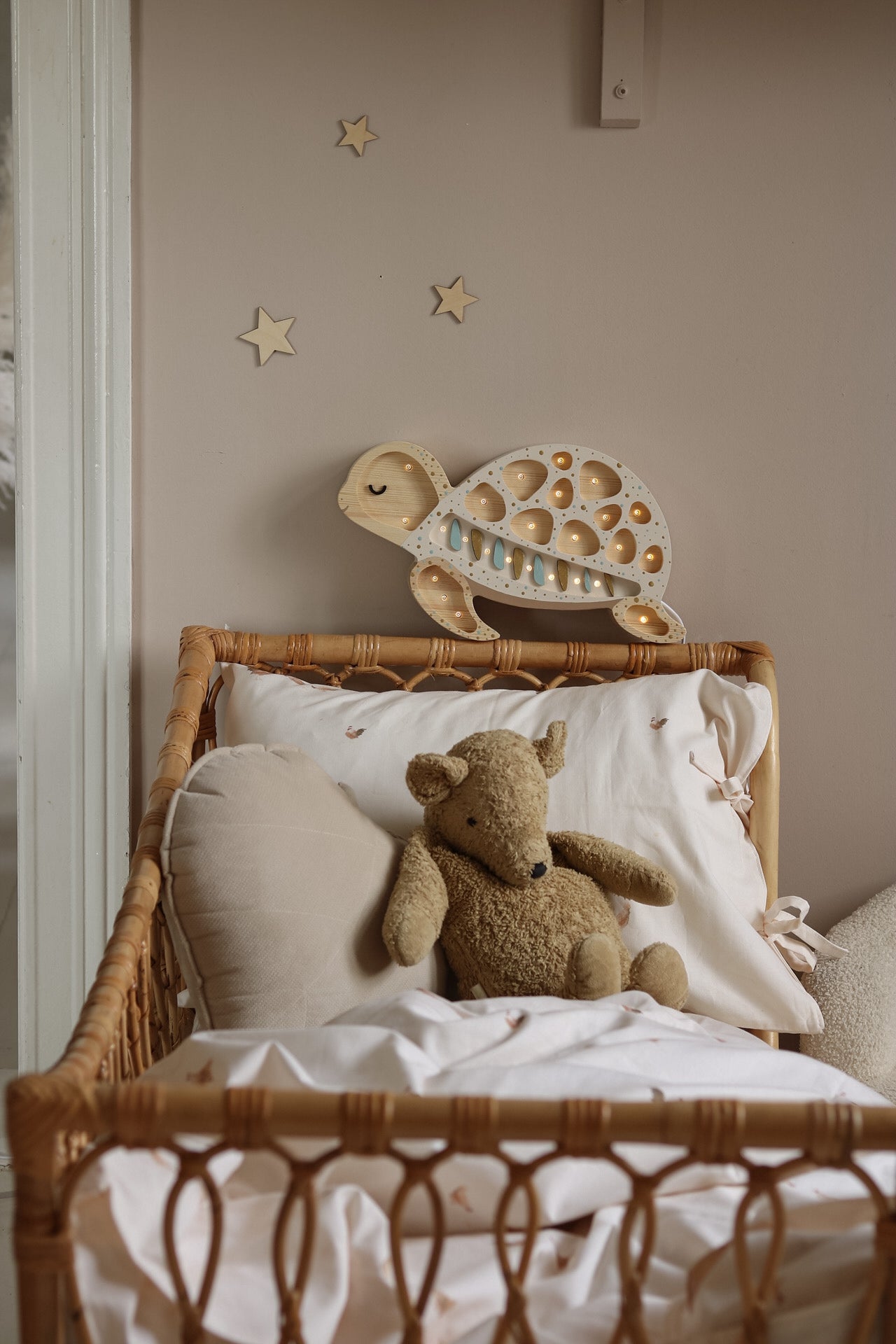 Little Lights wooden turtle lamp in Albino Sprinkles, remote-controlled dimmable LED