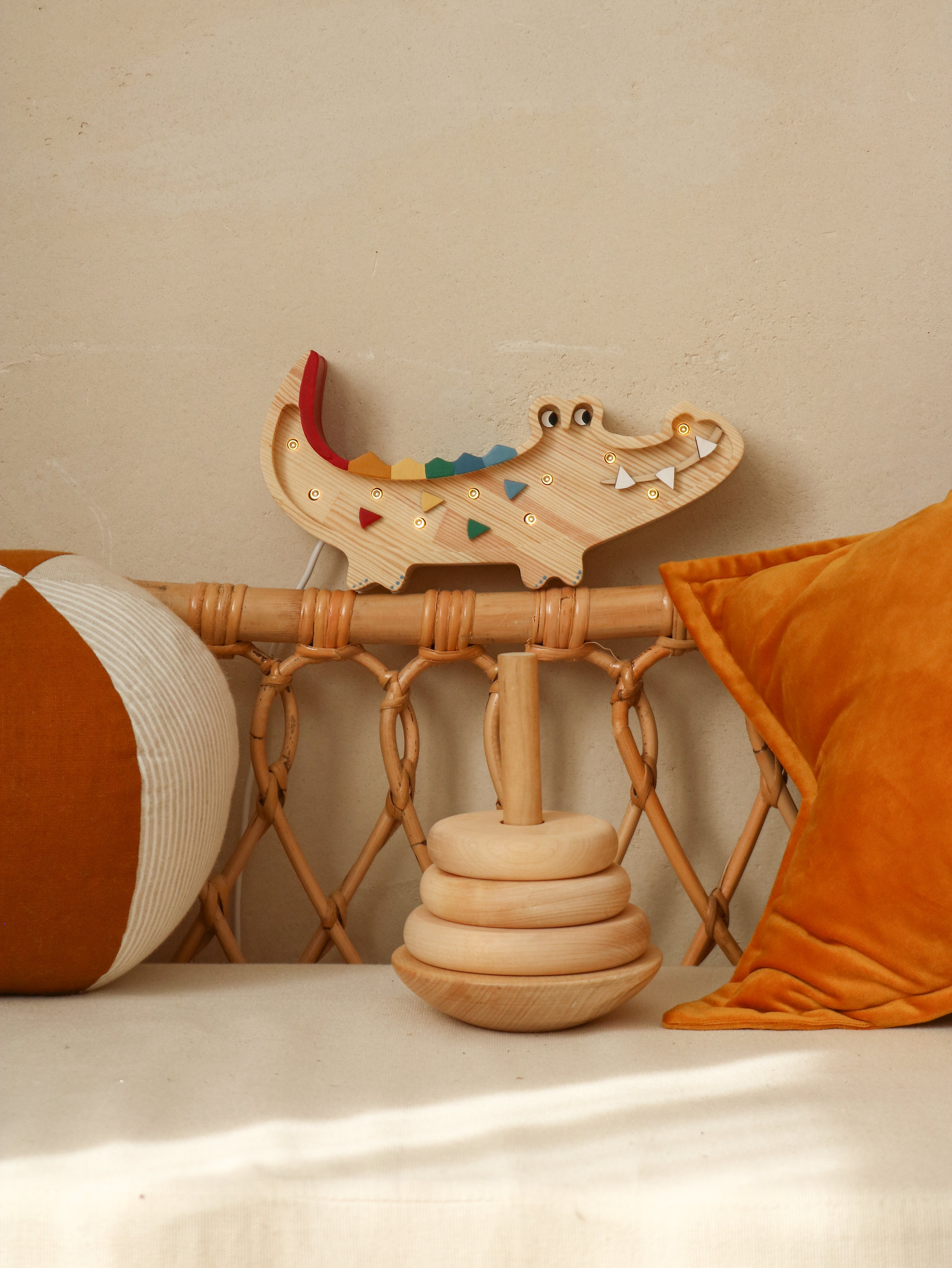 Handcrafted crocodile-shaped wooden lamp in tropical wood tone